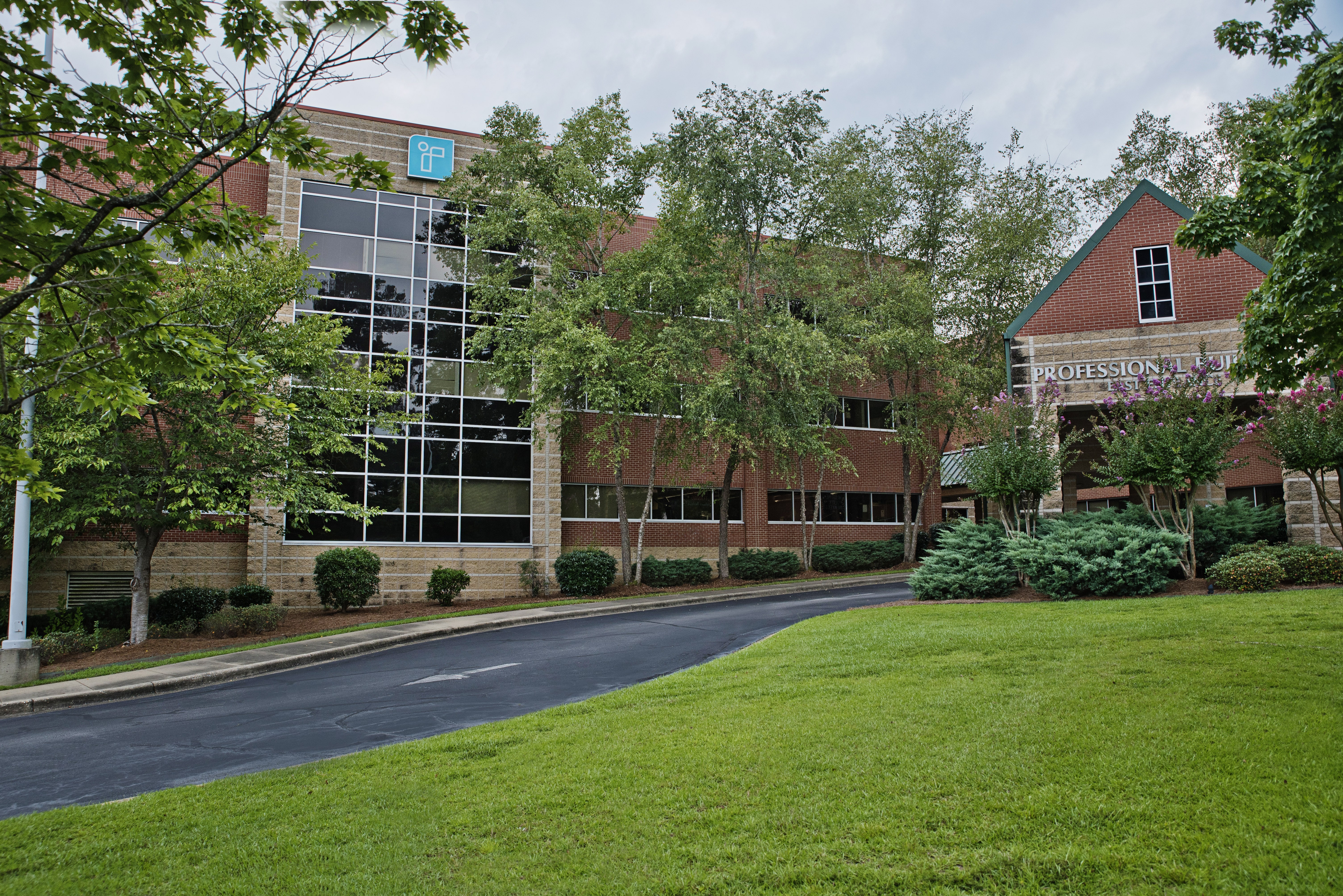 Exterior of the UAB Heart & Vascular Clinic at Russell Medical building
